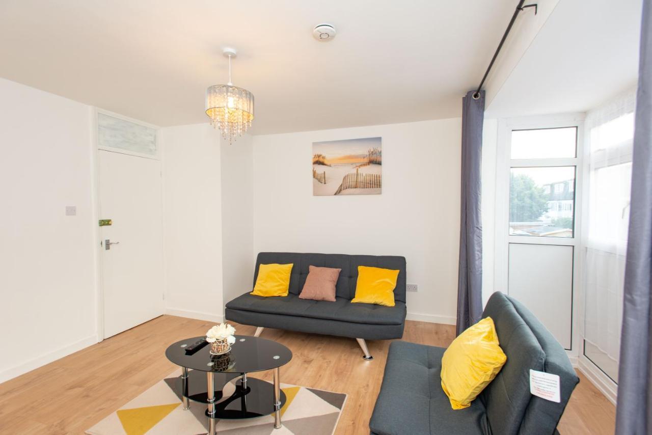 Stunning Four Bedroom House Close To Excel, O2 & With Free Parking Holiday home *
