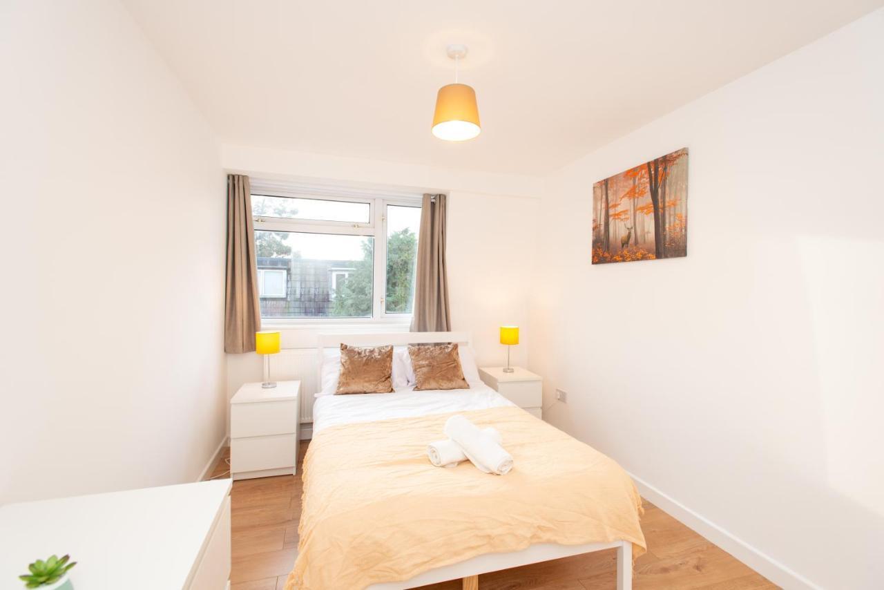 Stunning Four Bedroom House Close To Excel, O2 & With Free Parking Holiday home