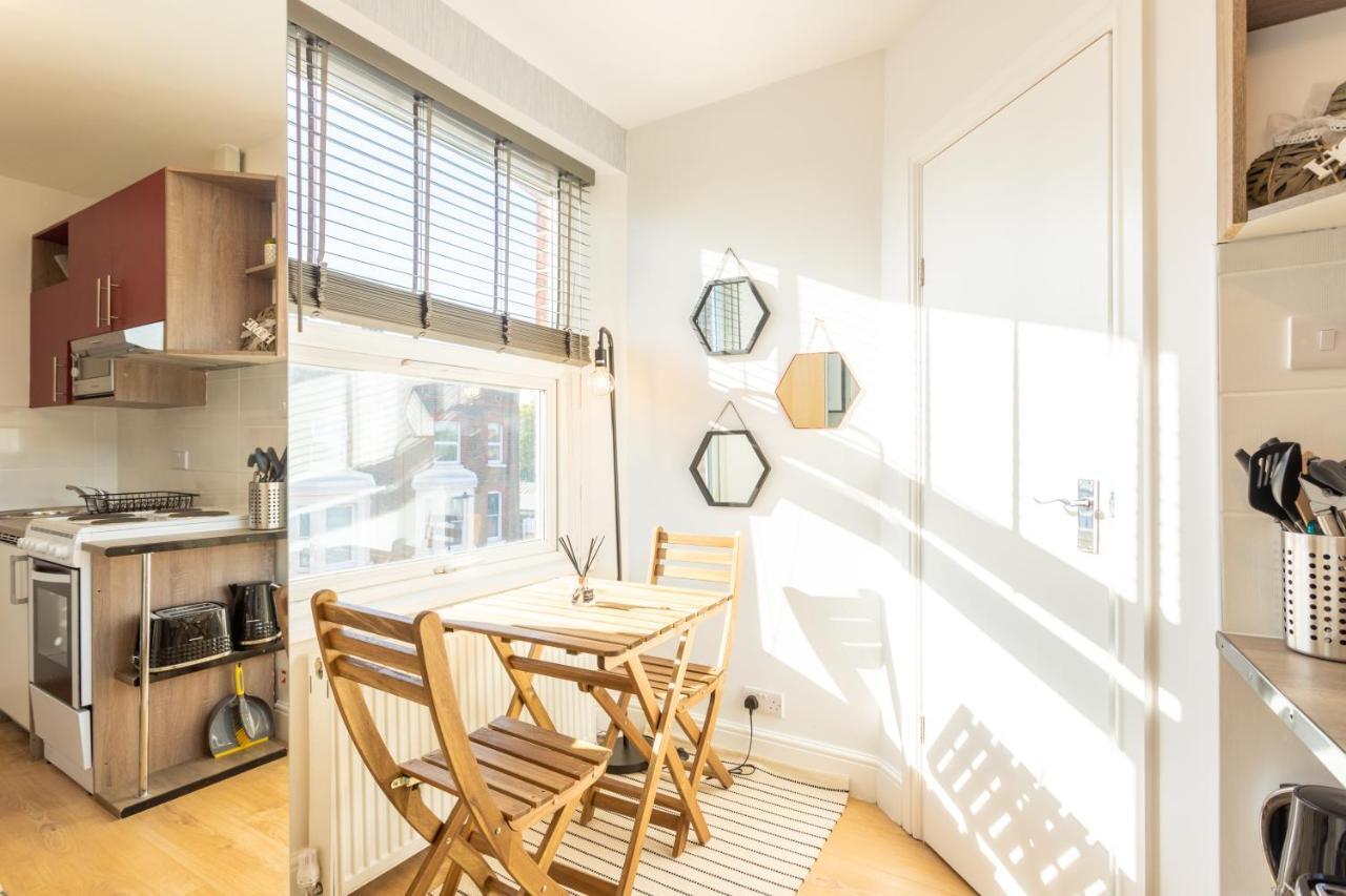 Modern And Chic Flat For 2 People In West Kilburn By Queen's Park Apartment *