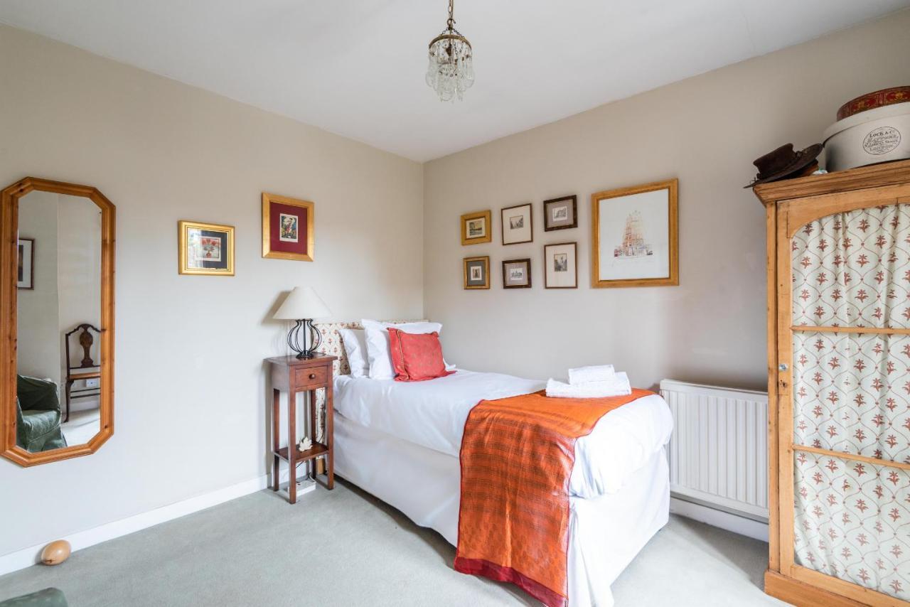 Charming Chiswick Near Ravenscourt Park By Underthedoormat Hébergement de vacances Londres