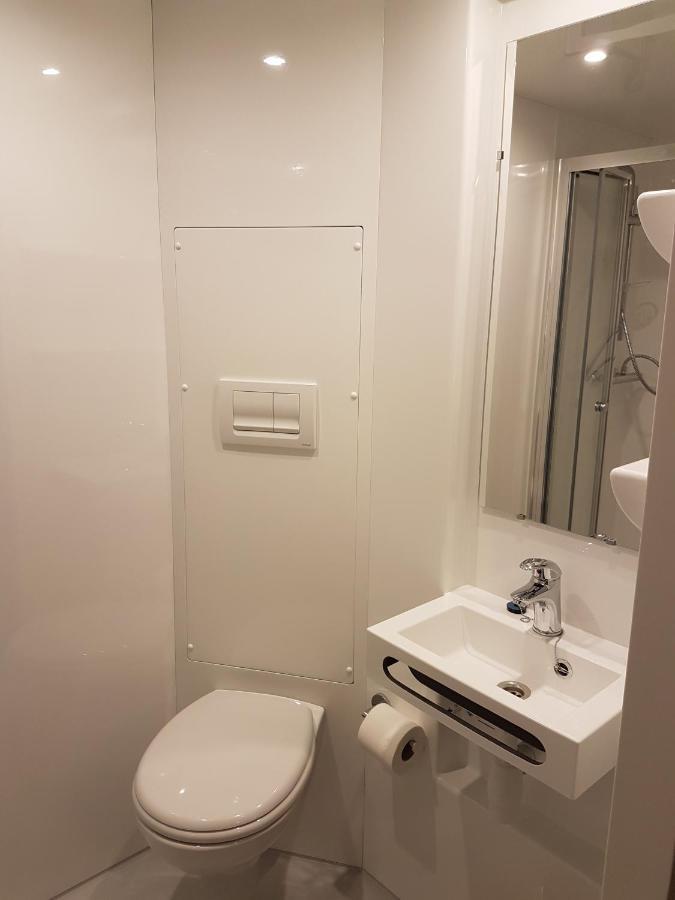 Barkston Earls Court *