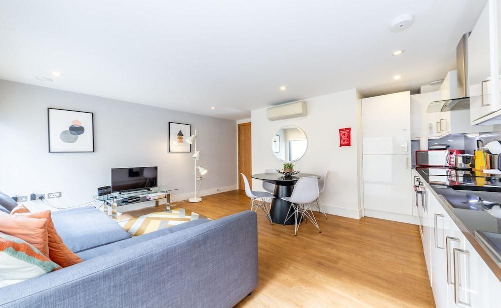 Modern In Bayswater Wifi & Aircon - By