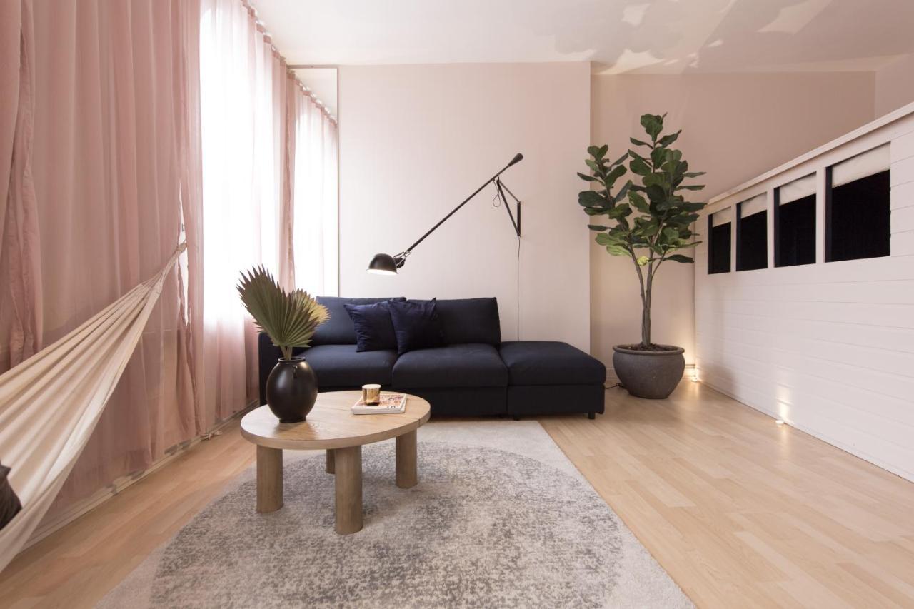 Shoreditch Loft W 100inch Cinema, Premium Mattress & Hammock, By The Design Traveller * Londres