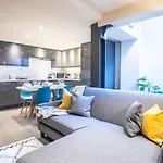 Modern Two Bedroom Apartment In Fulham By Sojo Stay