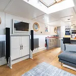 Delightful House Boat On St Katharine Dock