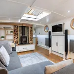 Delightful House Boat On St Katharine Dock