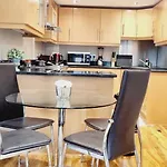 Waterside Apartment Canary Wharf