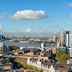 Skyvillion - 3Bed Penthouse Near London City Airport, O2 Arena, London Excel Centre With Parking