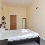 Stylish 2 Bedroom Apartment In Greenwich