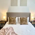 Newly Refurbished 2 Bedroom Apartment In South London