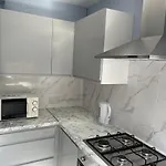 Entire Lovely 2 Bedroom Apartment With Private Garden & Free Street Parking