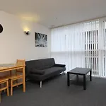 Cozy And Spacious 1 Double Bedroom Apartment Located By Excel- E16