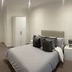 Immaculate 2Bed Apartment In London- City Views