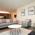 Riverside Apartment Minutes From Elizabeth Line