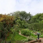 Elegant Garden Cottage Near Hampstead Heath & Tube