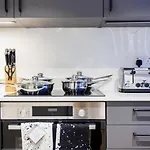 Luxury Spacious 2 Bed Apartment, London - Sk