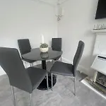 Bright 2 Bedroom Flat On Tower Bridge