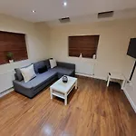 Great Apartment Next To Tooting Bec Tube Station!