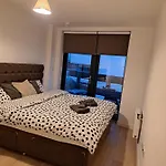 Amazing Apartment Moments Away From The Heart Of London