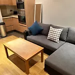 Stunning 2 Bed Flat! Centrally Located In London, Uk!