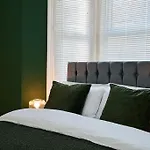 Fabulous 3 Bed Nw London Apartment With Private Garden