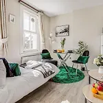 Studio For City Explorers - 3 Min Walk To Station