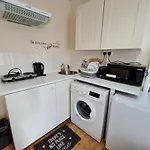 Lovely Private Room Near Central London