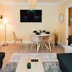Hyde Park 1-Bedroom Apartment