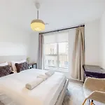 Modernistic 2 Bedroom Flat With Balcony In South Acton