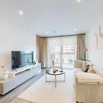 Modernistic 2 Bedroom Flat With Balcony In South Acton