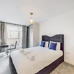 Modernistic 2 Bedroom Flat With Balcony In South Acton