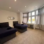 Star London Finchley Road 3-Bed Oasis With Garden