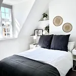 New Oxford Circus 2 Bedr, 3 Beds Best Location