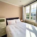 2 Bedroom Apartment In Westminster