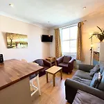 2 Bedroom Apartment In Westminster