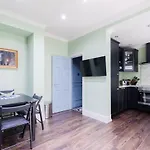 Central Stylish 2-Bed Apartment In London
