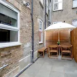 Central Stylish 2-Bed Apartment In London