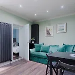 Central Stylish 2-Bed Apartment In London