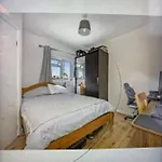 Bright Guest House In Stratford