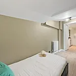 Stunning 3 Bed 2 Bathroom Basement Flat In Earls Court, London