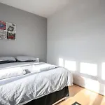 Large Modern Apartment With Garden Sleeps 10 Guests