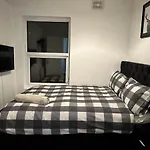 3 Bedroom House With Garden In Tottenham London