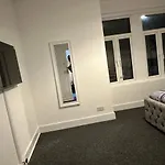 3 Bedroom House With Garden In Tottenham London