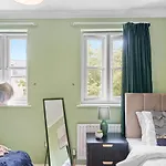 Stunning Central London 2 Bed Parking & Garden
