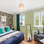 Stunning Central London 2 Bed Parking & Garden