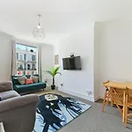 Maidavale 2 Bed Apartment - Sleeps 6