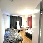 Private Room With Two Beds Near Central London