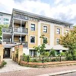 Kew Views 2Br Apt By Riverside