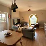 Peaceful Bright City Hide Away With Parking