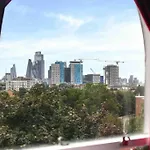 Peaceful Bright City Hide Away With Parking